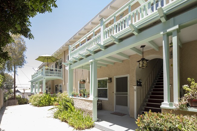 Building Photo - Stunning Upstairs 1BR in Downtown/Bankers Hill with Hardwood Flooring & Balcony!