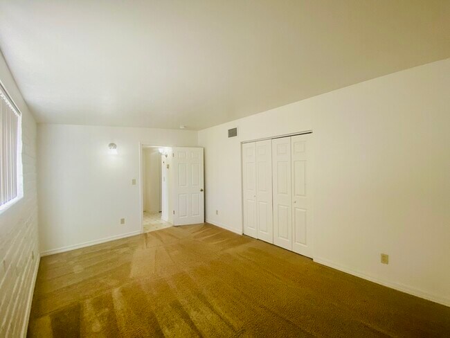 Building Photo - New Flooring! Spacious 1 Bedroom Available...
