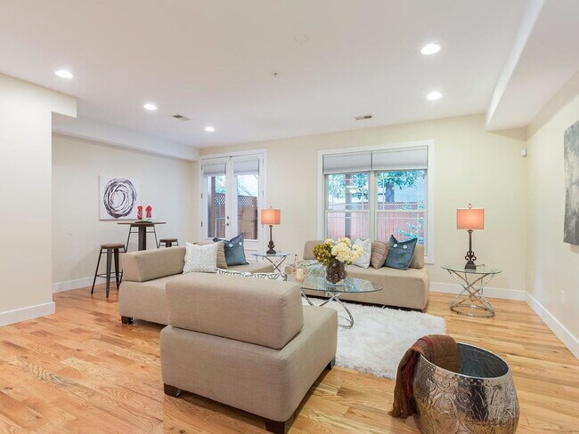 Building Photo - "Spacious Urban Living: Luxurious 4-Bed, 4-Bath Duplex in the Heart of Washington, DC!"