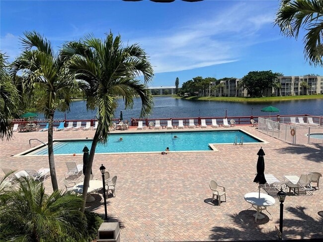 Building Photo - 1831 Sabal Palm Dr