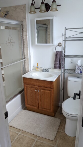 Building Photo - 2425 E Ave