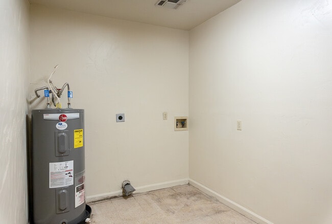 Building Photo - 5806 Bombadil Ct