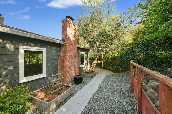 Building Photo - 925 Hawthorn Dr