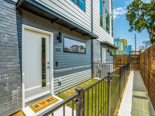Building Photo - 2217 Moser Ave