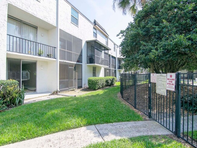 Building Photo - Ground Floor - Corner/End Unit - Upgraded ...