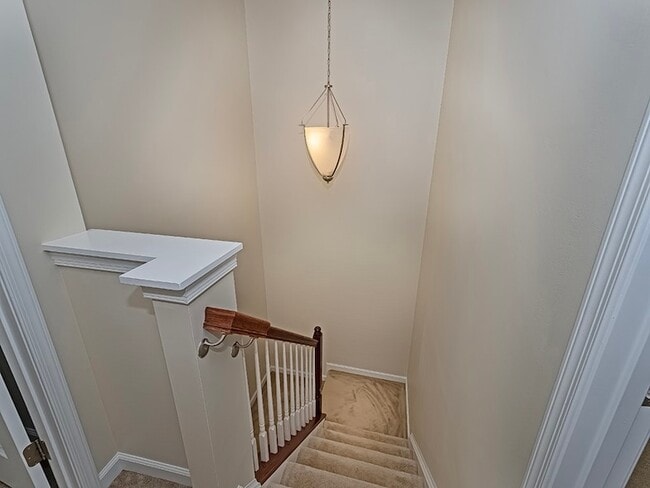 Building Photo - 627 Edison Dr