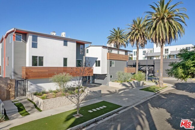 Building Photo - 857 N Detroit St