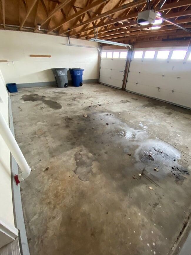 Building Photo - GREAT LOCATION - Spacious 4 bedroom/2 bath - PETS WELCOME