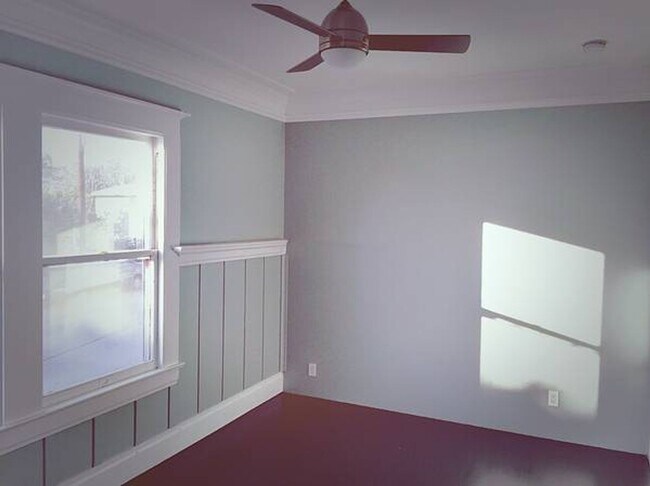 Building Photo - A Charming 2 Bed / 1 Bath with Bonus Space in Prime Echo Park Location