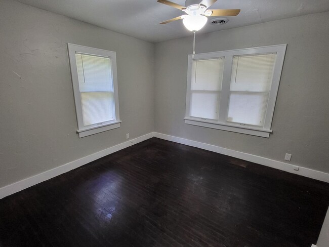Building Photo - Cute 2 bedroom, 1 bathroom house located n...