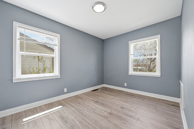 Building Photo - $2,820.95 with $300 off the first month's rent, 4 Beds - 2 Bath, Single Family Home in Denver wit...