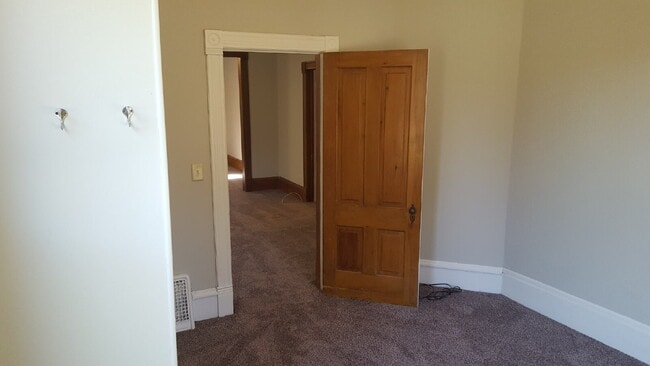 Building Photo - Charming 1-Bedroom Retreat on Colfax Ave – Your Cozy Minneapolis Haven Awaits!