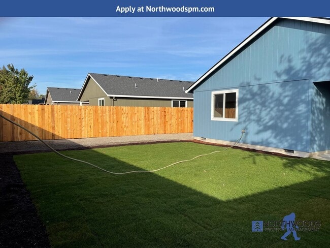 Building Photo - Newer 3 Bedroom 2 Bath Home-Large Fully Fenced Back Yard.