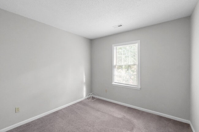 Building Photo - Spacious 2-Story Home with Finished Basement!