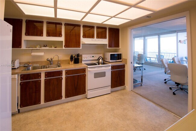 Building Photo - 2200 S Ocean Ln