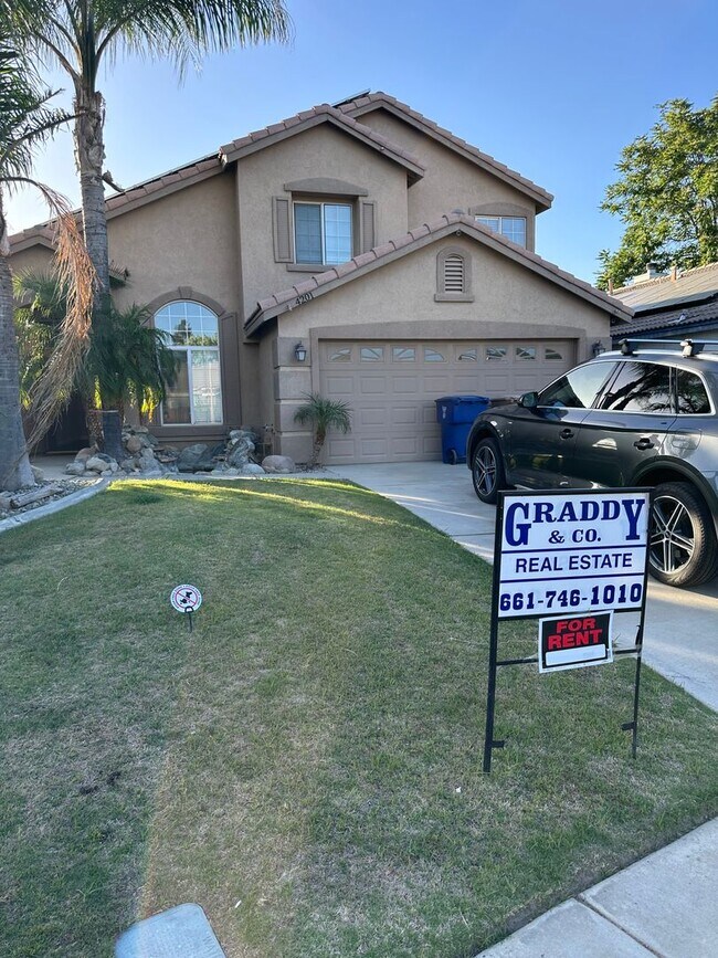 Building Photo - Two story home in Bakersfield