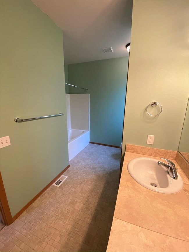 Building Photo - Large 3 Bed Home with Office, Fenced Yard, and Lawn Service!
