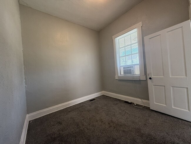 Building Photo - 2 Bed House w/ Ramp Access and Fenced in Back Yard + Walk In Shower