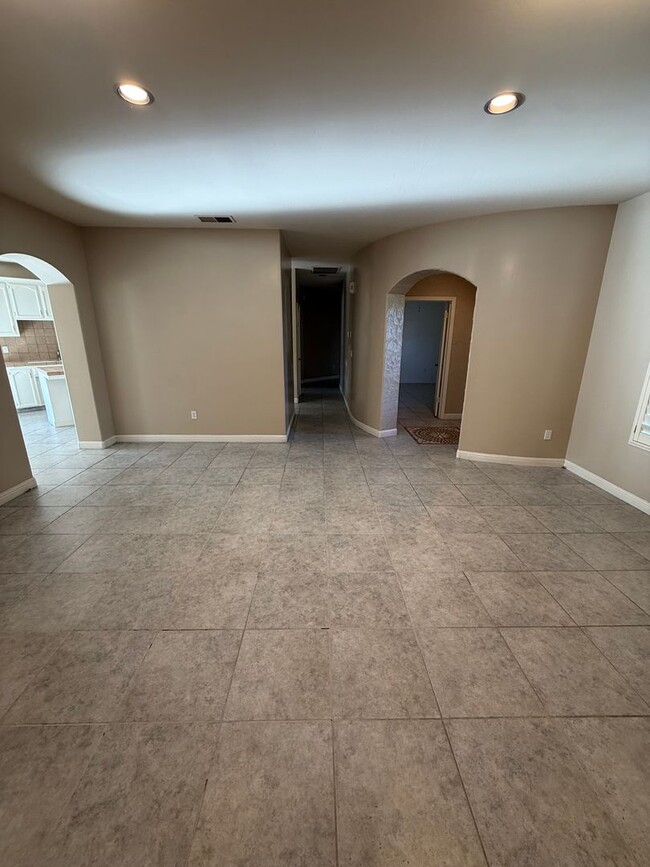 Building Photo - Elegant 3-Bedroom Home in Seven Oaks