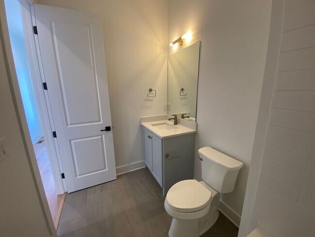 Building Photo - Luxury 4 Bed 3 Bath - 4 Minutes from Downt...