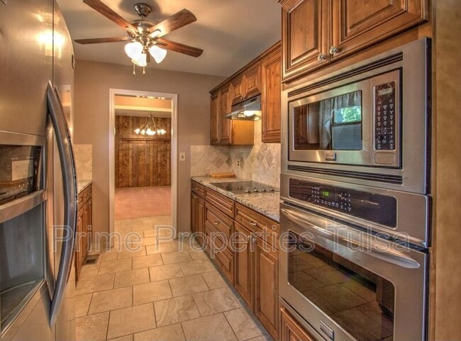 Building Photo - 156 E 57th Pl