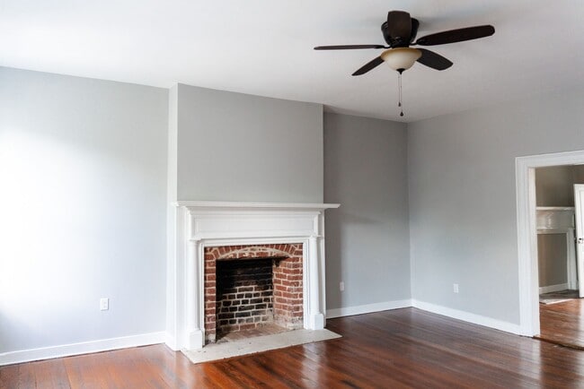 Building Photo - Downtown & Available Now!