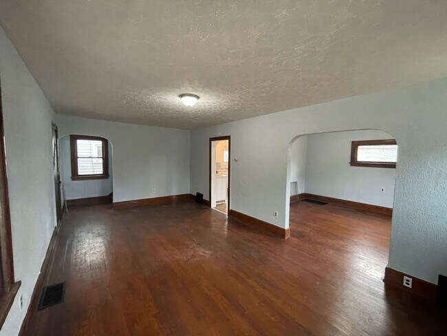Building Photo - Three bedroom one bathroom home for rent