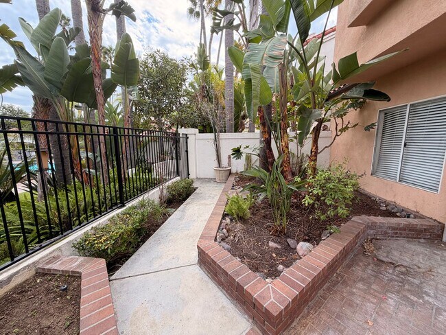 Building Photo - Beautiful 3 Bedroom, 2.5 Bathroom Newport ...