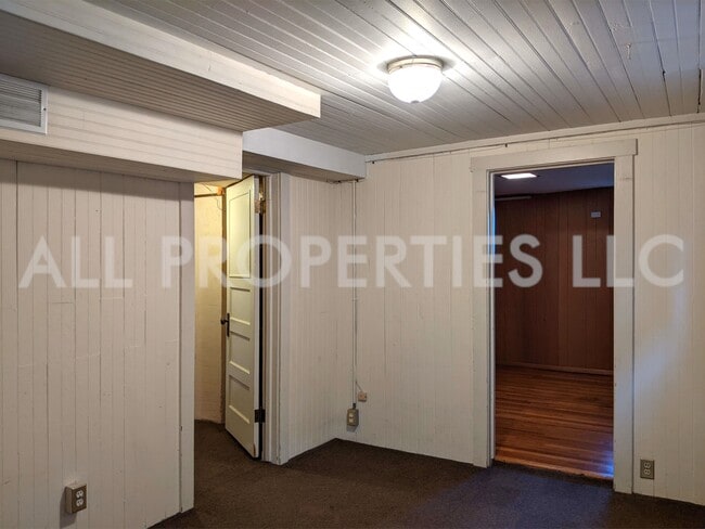 Building Photo - 557 S Race St