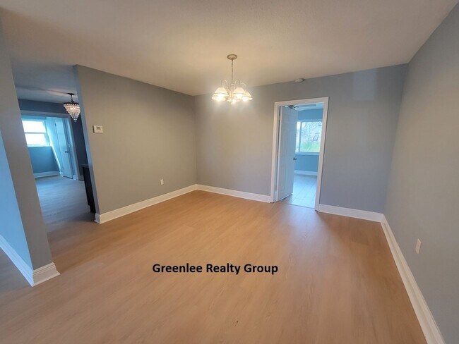 Building Photo - Beautifully Updated 3 Bedroom/2.5 Bathroom...