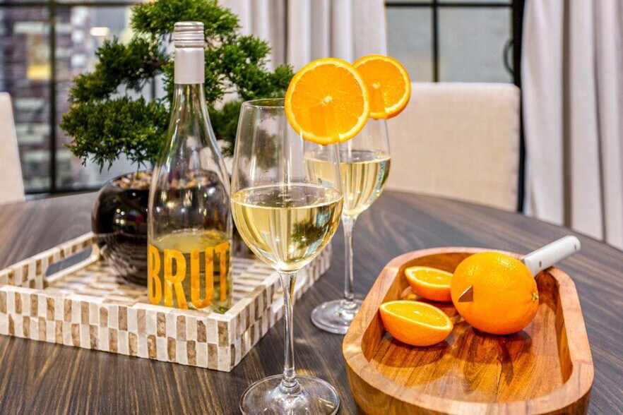 Building Photo - 611 Commerce St