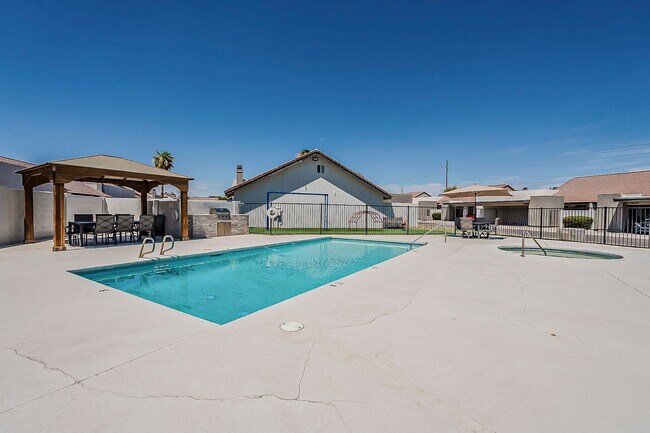 Building Photo - Clean! 3 bed 2 bath Town Home - Central PHX - Gated - Pool!