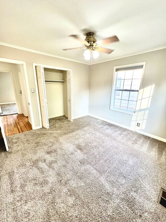 Building Photo - Brookside Bungalow Close to shopping, Riverside trails, & Gathering Place!