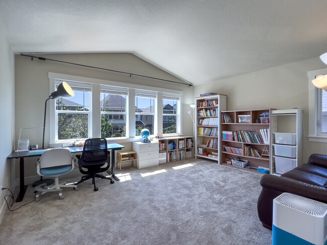 Building Photo - Exceptional 4 Bed + 2.5 Bath House ~  Beth...