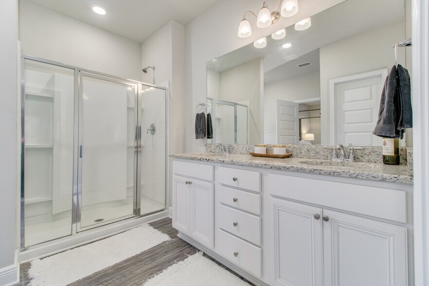 Master bath with separate shower/tub, double vanity - 3618 Hawks Landing Cir