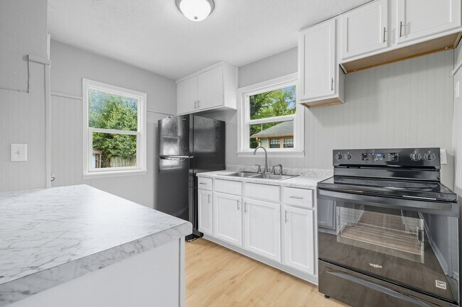 Building Photo - Charming 2-Bedroom Home – Recently Remodeled in Indianapolis Available NOW!