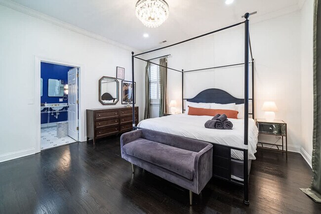 Building Photo - 2113 W Grand Ave