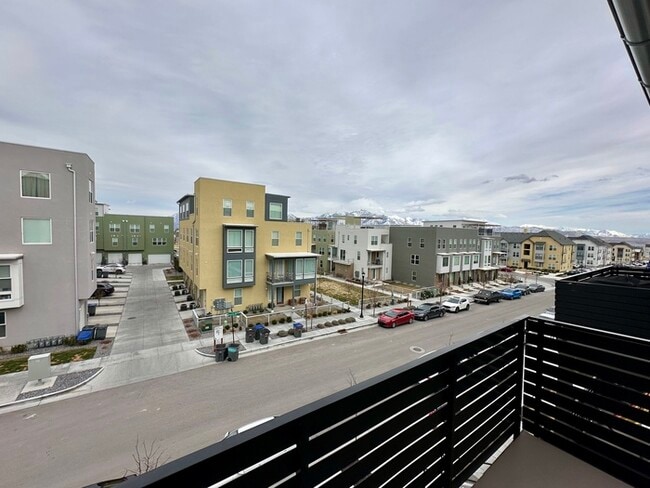 Building Photo - Modern 3-Bedroom Condo in Adventurous Daybreak!