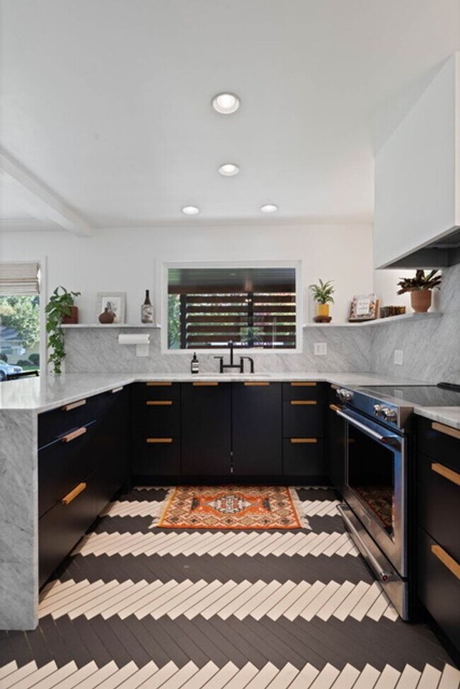 Building Photo - Beautiful Single Family Home!
