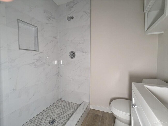 Building Photo - 19 Briarwood Dr