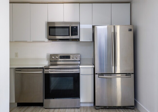 UNIT 4 - AVAILABLE NOW - 850 N. Van Ness Ave.