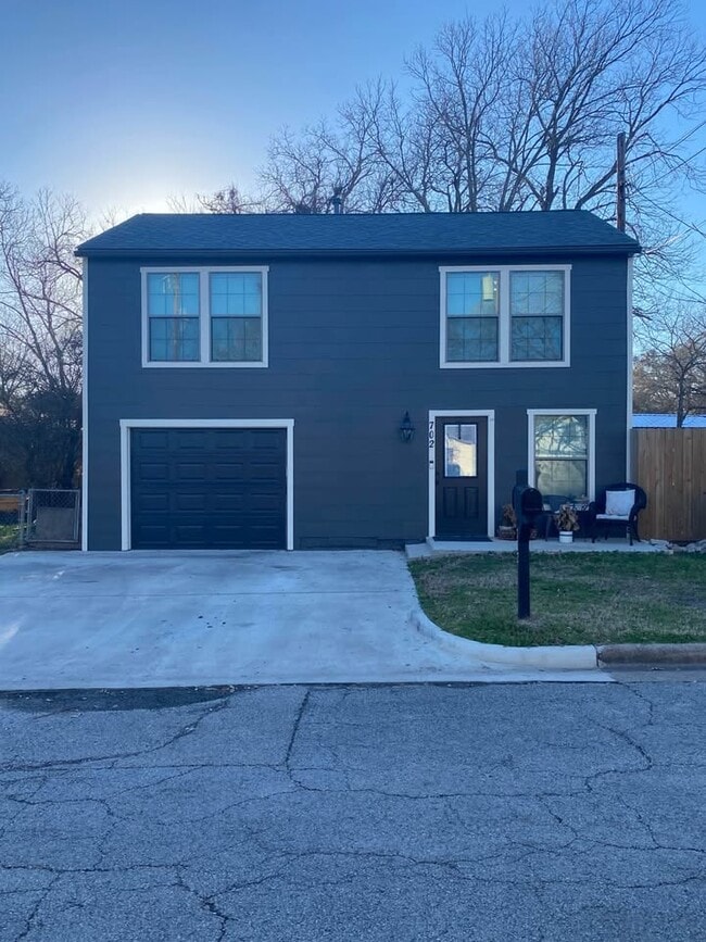 Building Photo - 702 Academy St