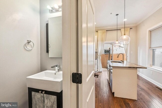 Building Photo - 719 E Thompson St