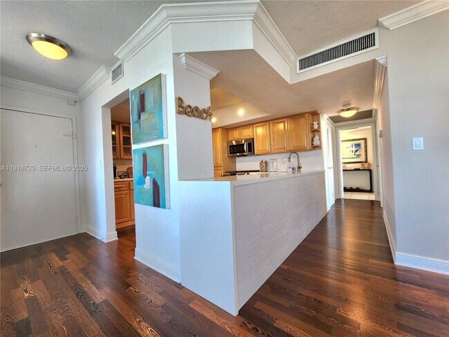 Building Photo - 2030 S Ocean Dr