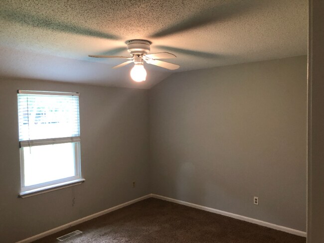 Building Photo - 11458 N Oak Trafficway