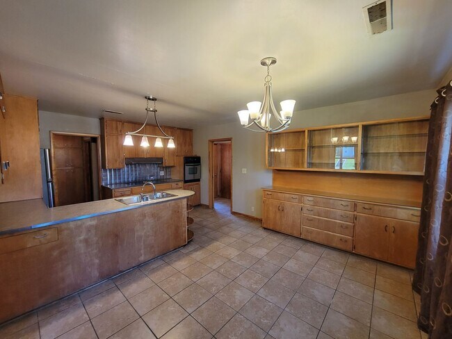 Building Photo - 1103 College St