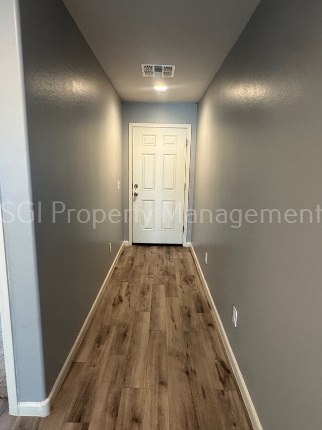 Building Photo - 2033 E Velvet Pl