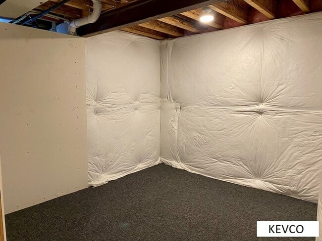 Building Photo - Amazing Three Bedroom Home With Office Space