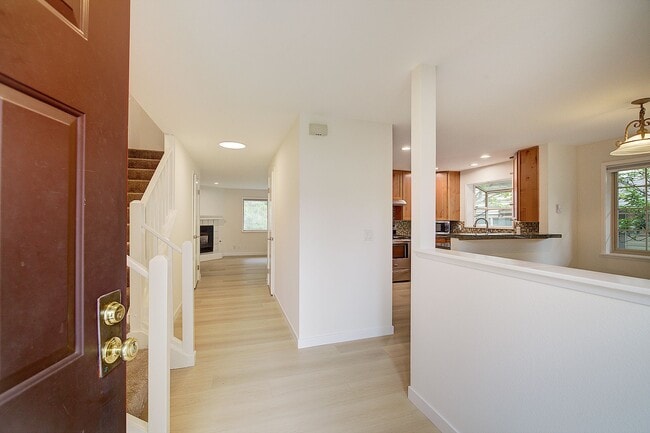 Building Photo - 2bd/2.5ba Kirkland Townhome