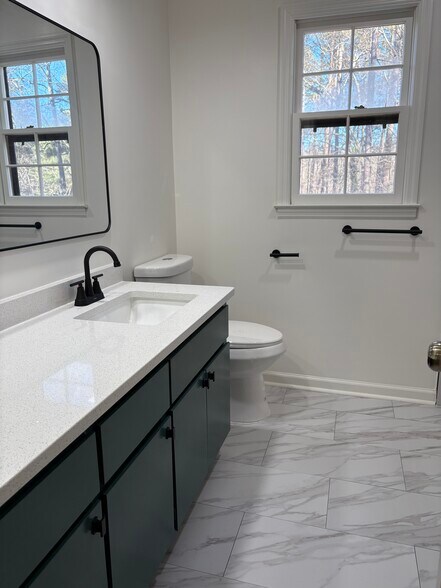 Hall bath with tub - 807 Oak Bridge Ln